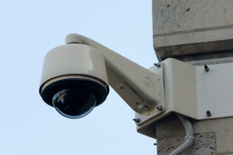Les systèmes de sécurité électriques (vidéosurveillance, alarme, contrôle d'accès)