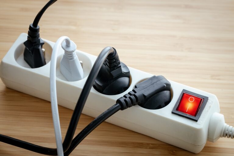 Faut-il couper l’électricité quand on part en vacances ?